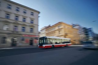 Revizoři v Praze přiznávájí, že změna nastupování do autobusu nahrává jízdě na černo, které dokáží jen těžko zabránit